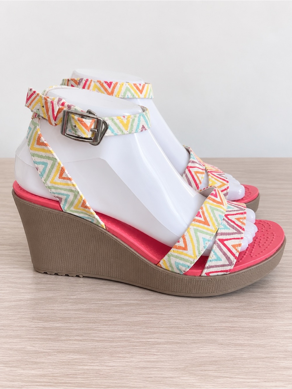 Crocs Women’s Wedge Sandals Strappy Multicolor Geometric Print Size 8